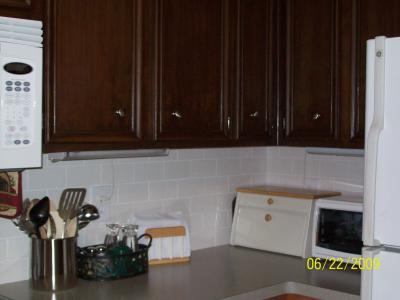 Kitchen Backsplash Pictures   Cabinets on Re  Painting Kitchen Cabinets To Coordinate With Green Yellow Walls