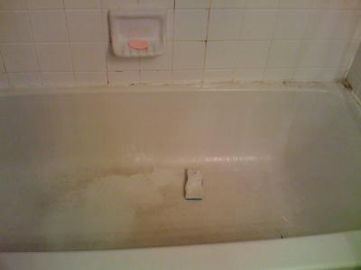 How do you remove dirt and stains from a plastic bathtub?