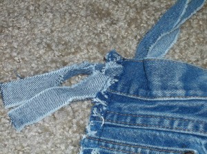 Attaching handle to blue jeans bag