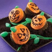 Simple jack-o-lantern cupcakes.