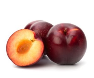 ripe_plums_on_white_background_s.jpg