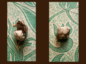 Crumpling newspaper and wrapping with thread.