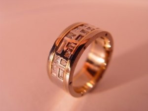 Isolated Men's Wedding Ring