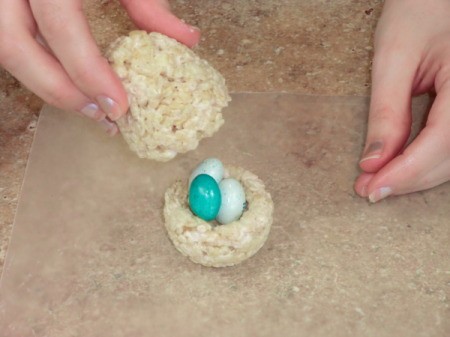Put Candy in Egg