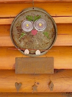 Pizza pan owl with welcome sign attached.