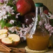 Apple Cider Vinegar With Apples and Cinnamon 