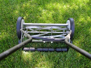 Using an Old Fashioned Push Mower - Reel Lawn Mowers