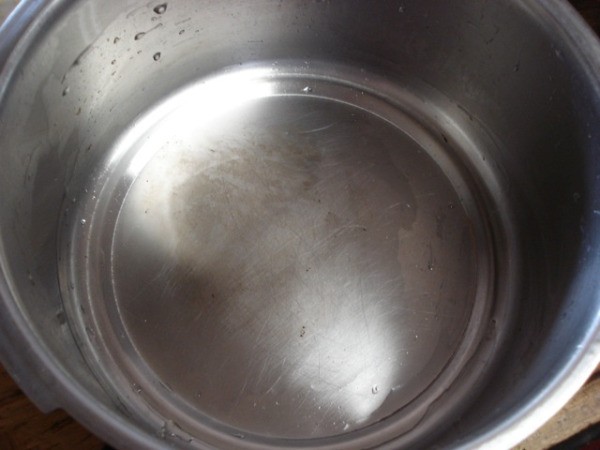 Cleaning Badly Burnt Pots and Pans