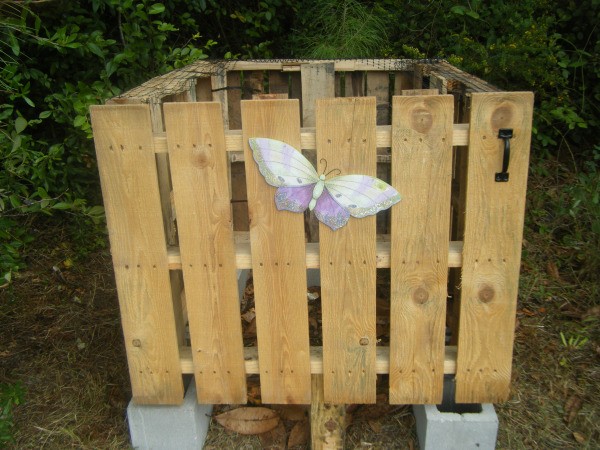Compost bin made from pallets with door shut (no roof)