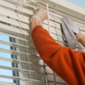 Cleaning mini blinds square