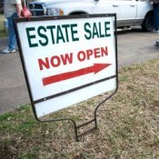 A sign announcing an estate sale.