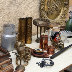 A table filled with antique nicknacks. 