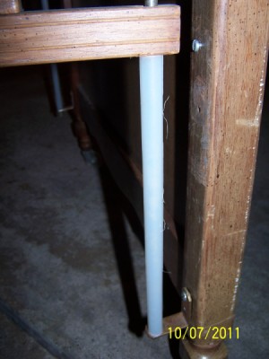 Close view of plastic rod on crib.
