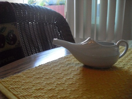 White Nedi pot on mat on table