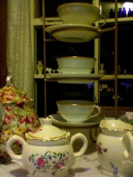 China tas set and cups on stand