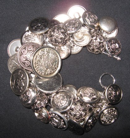 Sikver button bracelet.