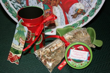 Bag of spaghetti sauce spices in baggie with Christmas tin and tag.
