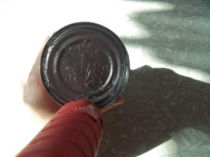 Sealing the can bottom.