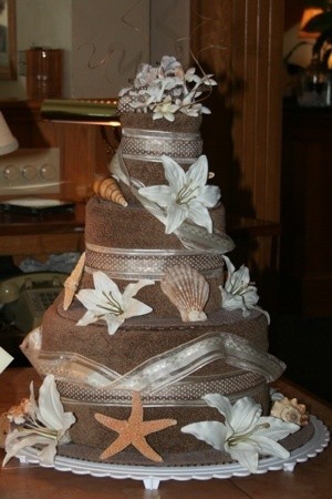 A beach towel wedding cake.