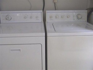 A white washer and dryer.