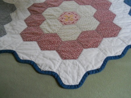 Flower Garden Quilt: Closeup of flower block on side edge.