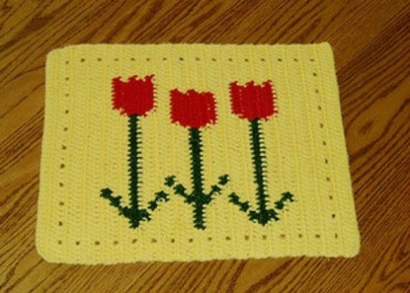 Red tulip pattern placemats.