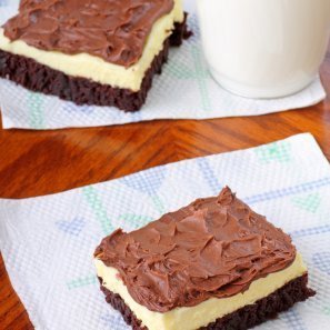 cheesecake brownies on paper napkins