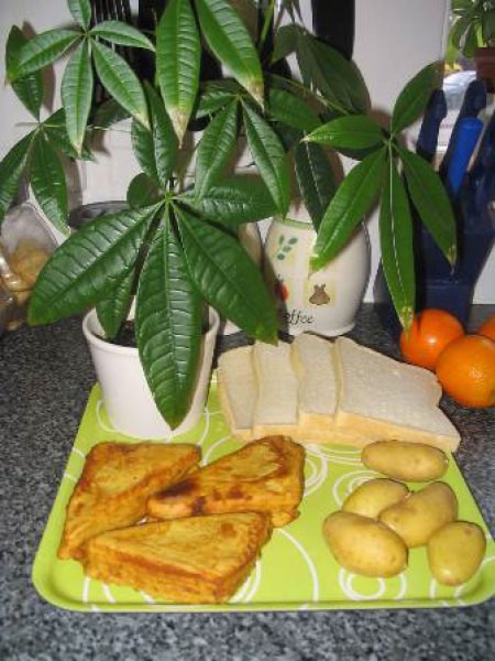 Bread Pakora - potatoes and bread with finished pakora.