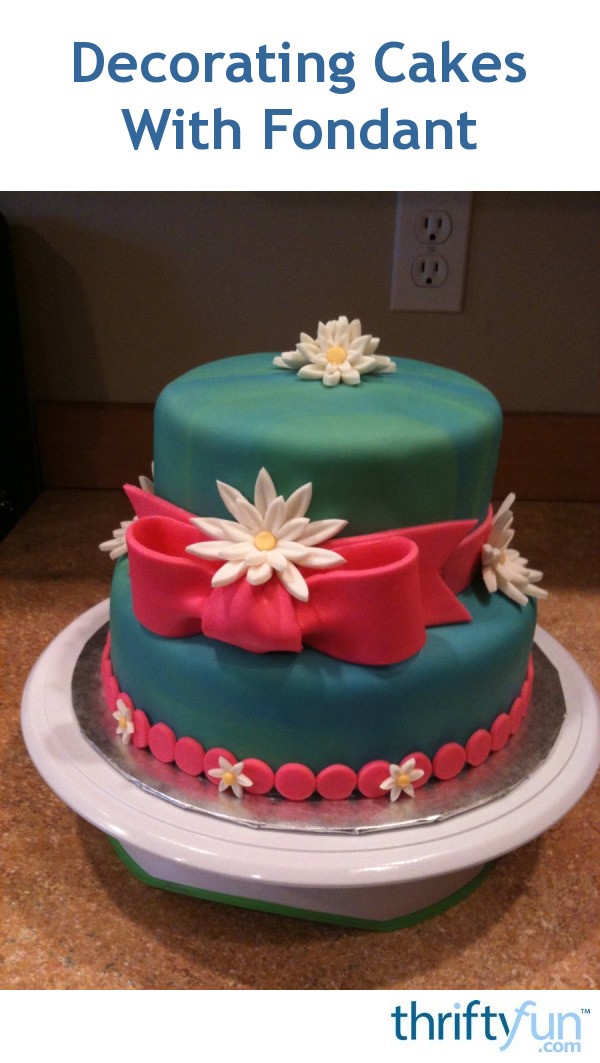 Decorating Cakes With Fondant