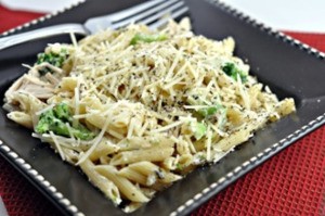 A plate of creamy chicken pasta.