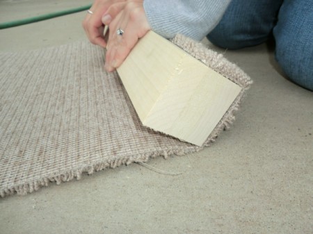 Attaching carpet to the cat scratching post.