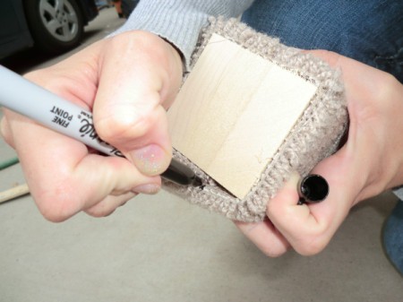 Attaching carpet to the cat scratching post.