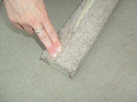 Attaching carpet to the cat scratching post.