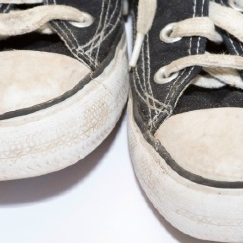 how to clean mildew off leather shoes
