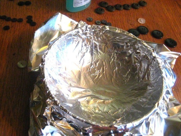 Line bowl with foil.
