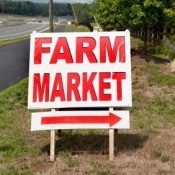 A sign pointing to a farmers market.