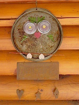 Pizza pan owl with welcome sign attached.