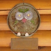 Pizza pan owl with welcome sign attached.