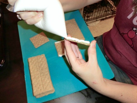 Tiny Graham Cracker Houses