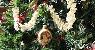 Vintage ornament and popcorn garland on tree.