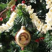 Vintage ornament and popcorn garland on tree.