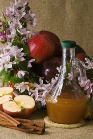 Apple Cider Vinegar With Apples and Cinnamon