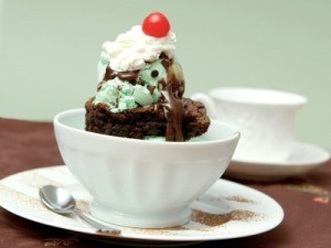 A sundae made with a brownie and ice cream.