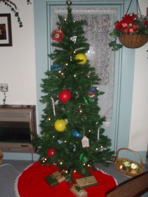 Christmas tree with colored balloons.