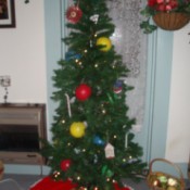 Christmas tree with colored balloons.