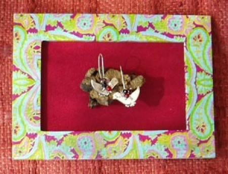 decorative frame to gift earrings