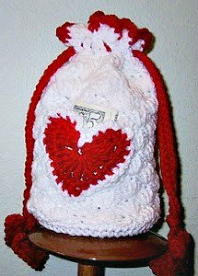 white crochet purse with red heart and pull strings