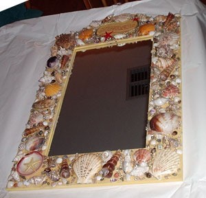 Framed mirror decortated with shells.