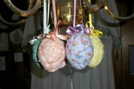 Hanging eggs in other colors.