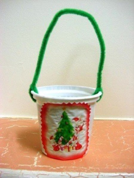 A finished Christmas treat cup.